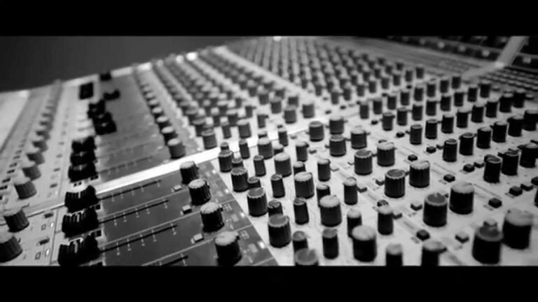 Determination ‘Track By Track’: Play Happy (Dutch Version)