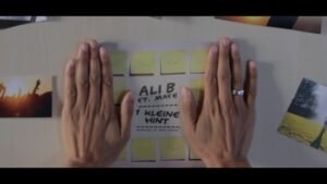 ALI B – ‘1 KLEINE HINT’ FT. MAFE (PROD. JACK $HIRAK) (LYRIC VIDEO)