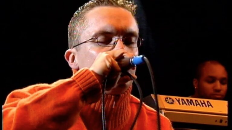 Intro/Overal (Live @ Koninginnenach 2002)