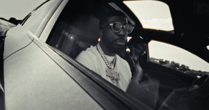 JoeyAK zet comeback kracht bij met videoclip BACK